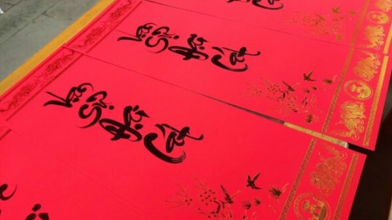 Câu đối đỏ mang không khí Tết truyền thống