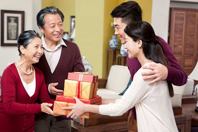 buy Tet gifts for her parents-in-law