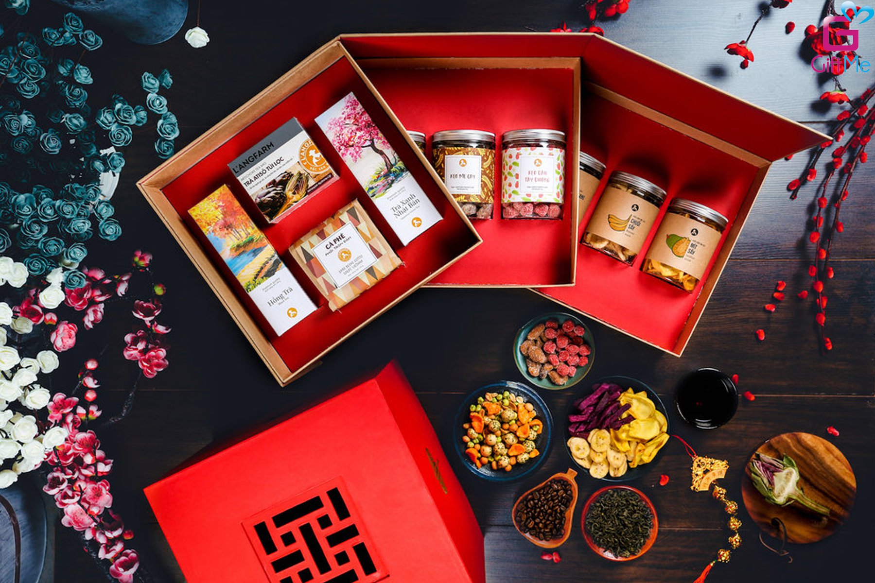 Luxurious Tet gifts box is made by hand meaningfully