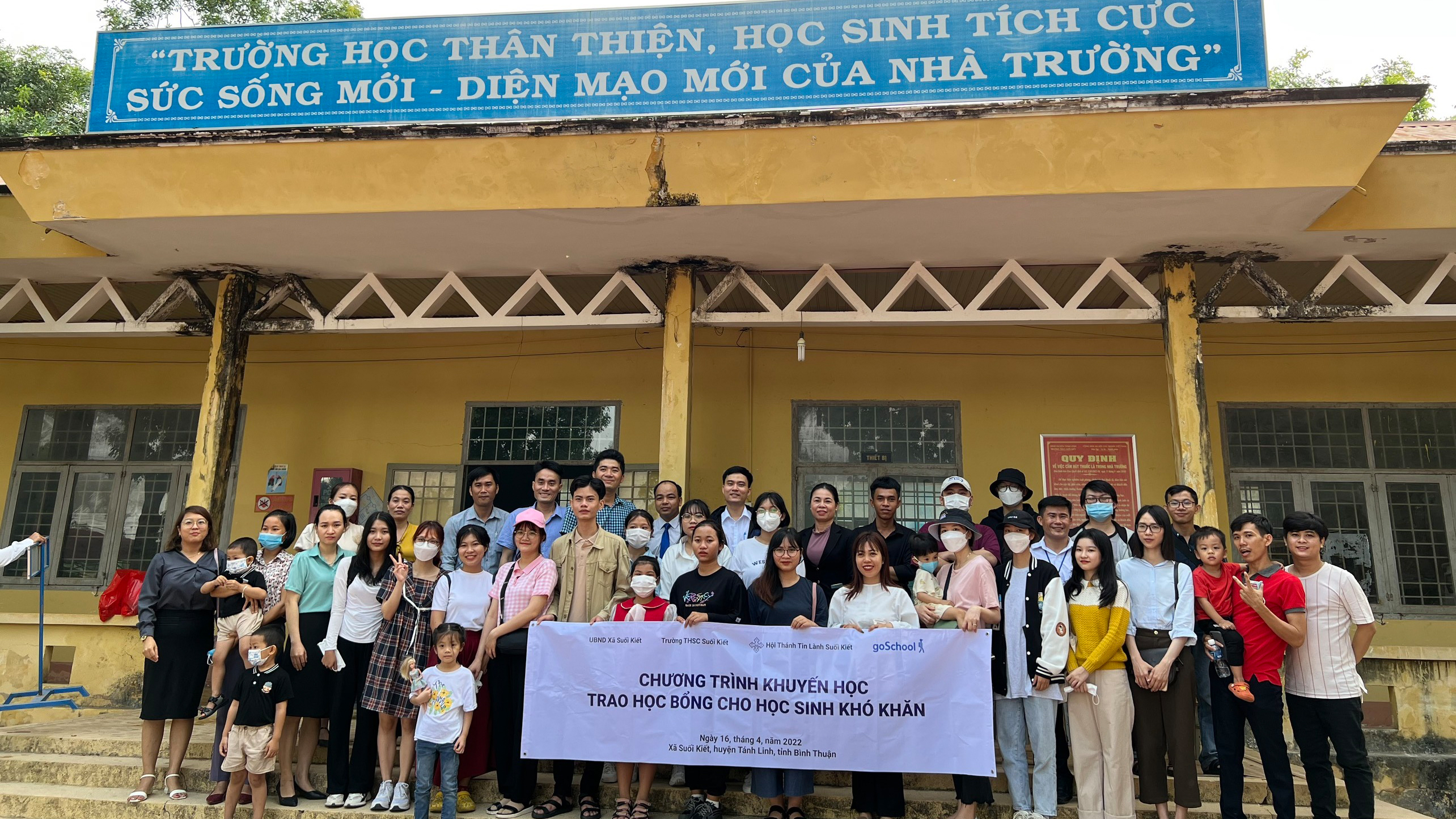 Nonglamfood và Quỹ Khuyến Học goSchool trao học bổng cho trẻ em nghèo tại tỉnh Bình Thuận.